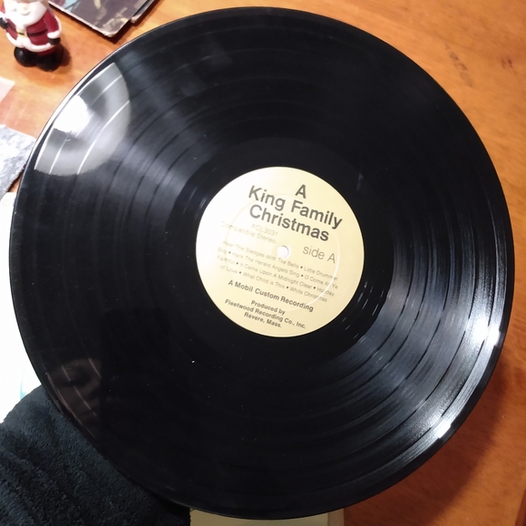 A King Family Christmas Vinyl Record - Picture 5 of 6